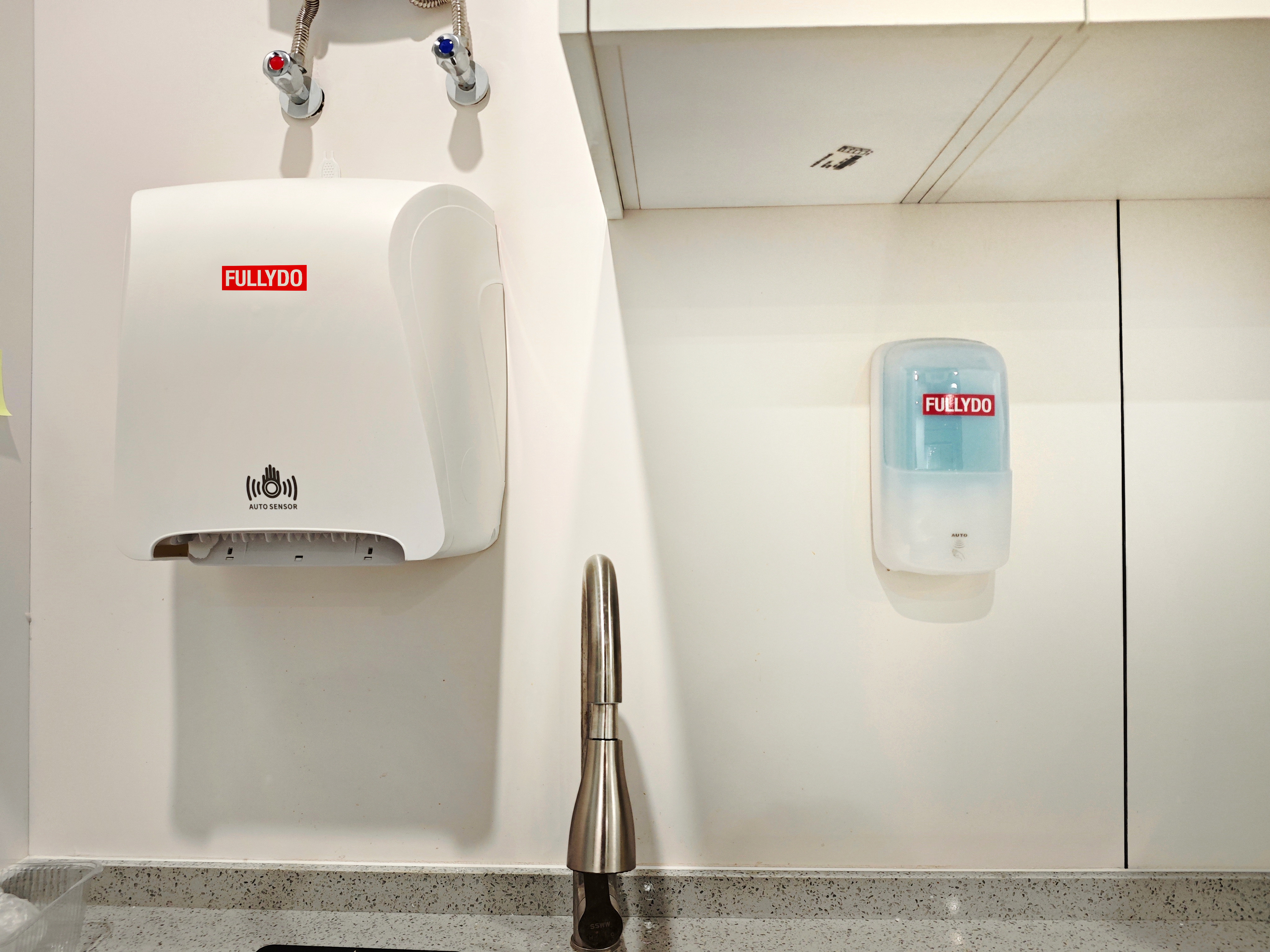 餐厅区域配置的感应式自动出纸机和感应式自动出液机