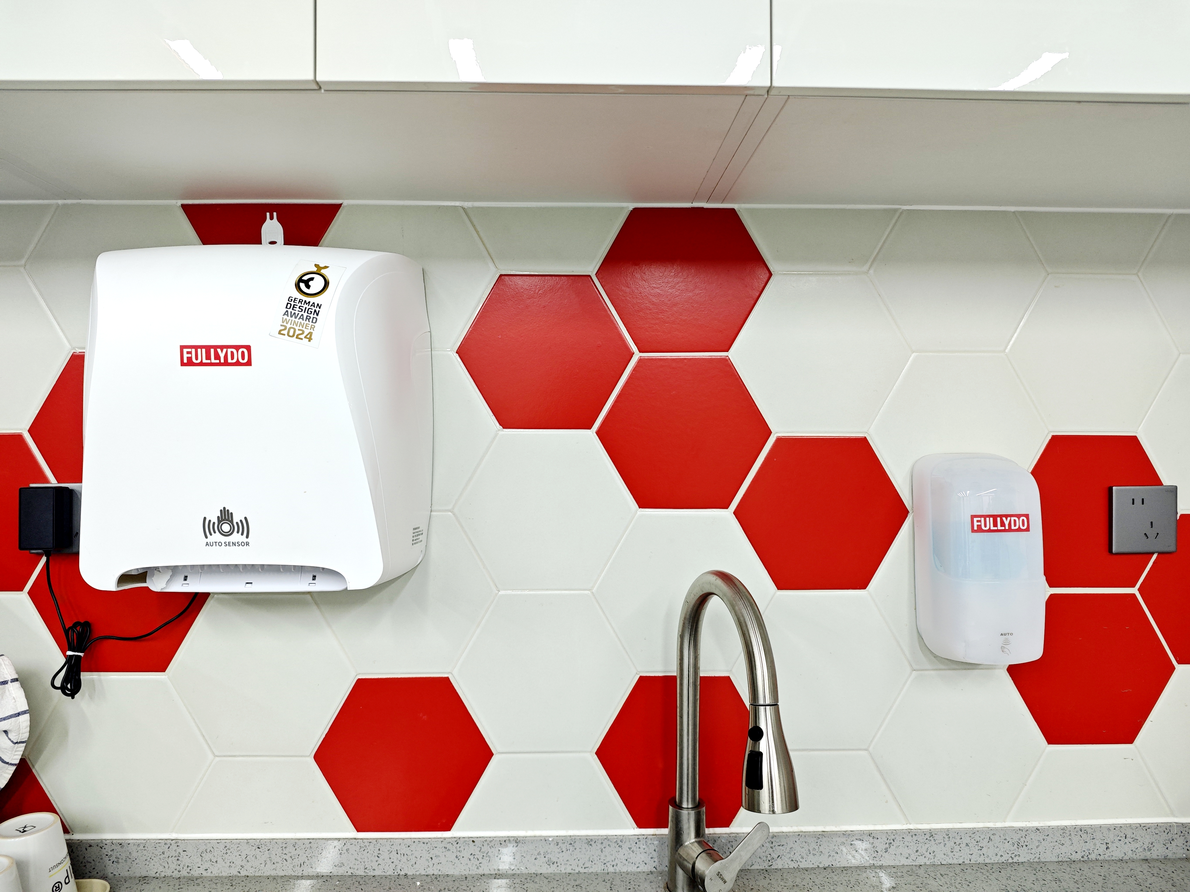 茶水间的感应式自动出纸机和感应式自动出液机