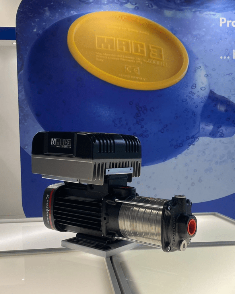 Mac3 的 HC easyFit 水泵变频器既可以安装在水泵接线端子上,也可以安装在墙上。